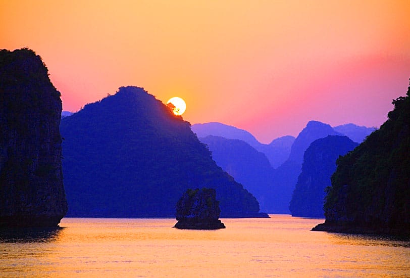 Tour, du lịch khám phá vịnh Hạ Long, nơi hoàng hôn nhuộm vàng thiên đường nhiệt đới