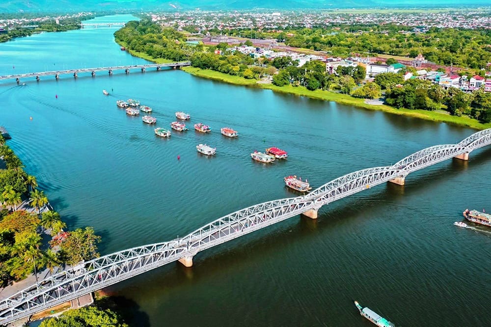 Lạc bước giữa cố đô, nơi thời gian uốn lượn như sông Hương