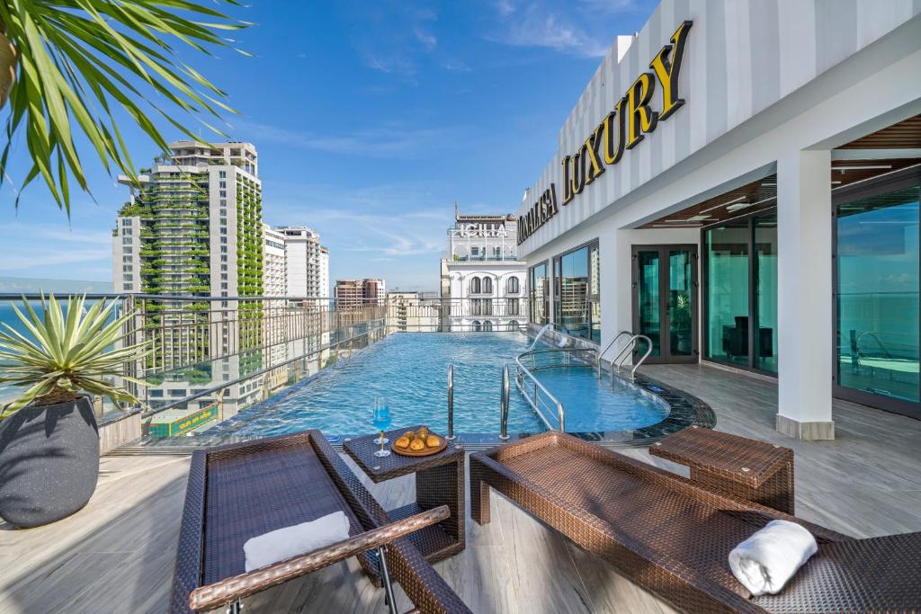 Monalisa Luxury Hotel, khách sạn nổi bật gần cầu Rồng và sông Hàn
