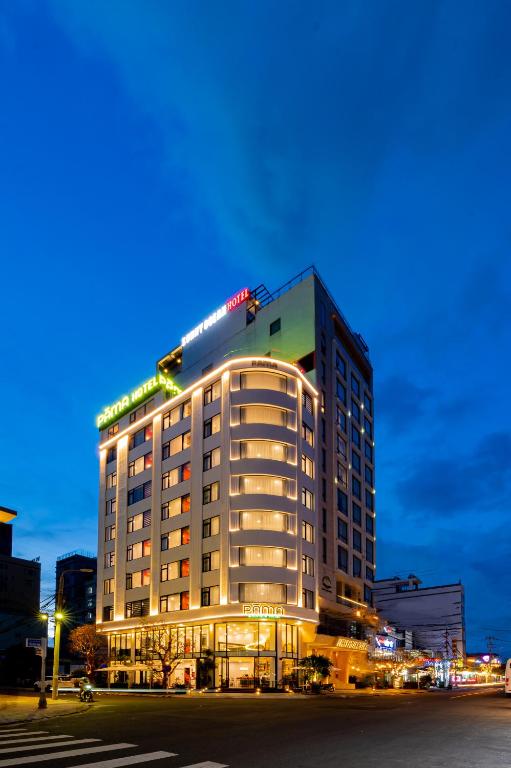 PĀMA Boutique Hotel & Bistro, khách sạn nổi bật với vị trí gần Cầu khóa Tình yêu thơ mộng