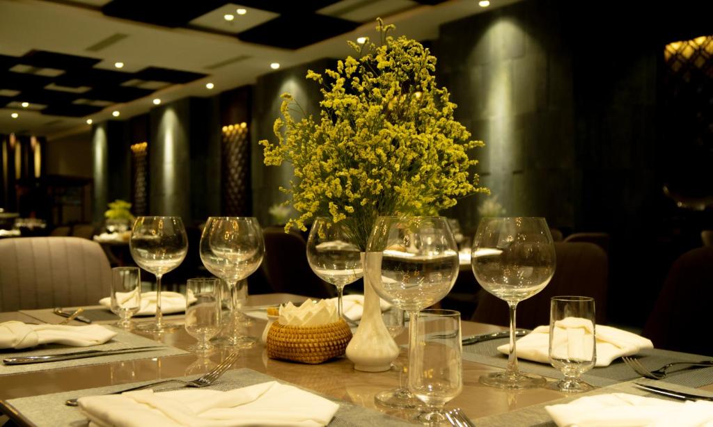 Dong Duong Hotel & Suites, khách sạn trung tâm gần cầu Rồng, cầu sông Hàn, vị trí cực tiện lợi