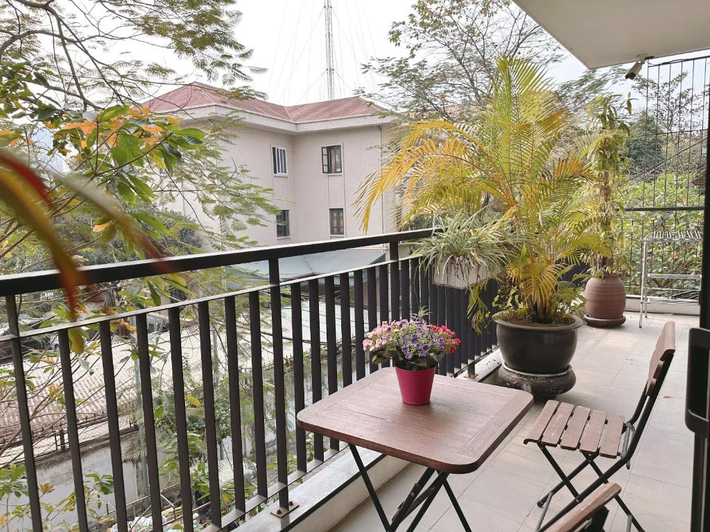 Luxe Paradise Residence Trịnh Công Sơn Hà Nội, căn hộ sang trọng với ban công city view gần điểm tham quan nổi tiếng