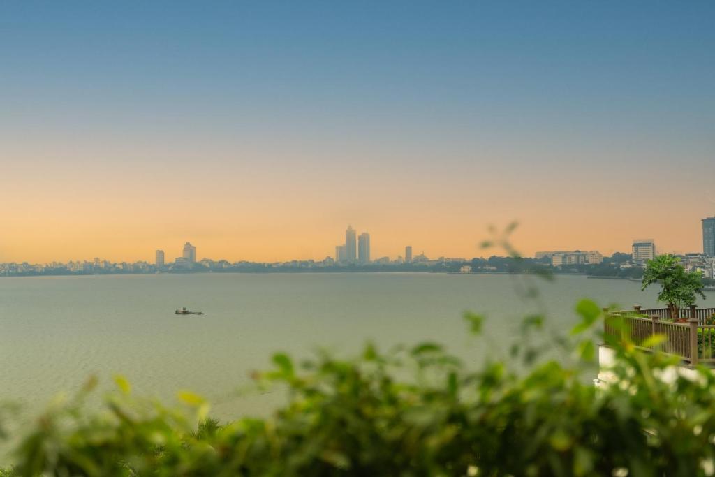 T98 Westlake Trích Sài, căn hộ hiện đại với TV màn hình phẳng và khu vực ghế ngồi tiện nghi