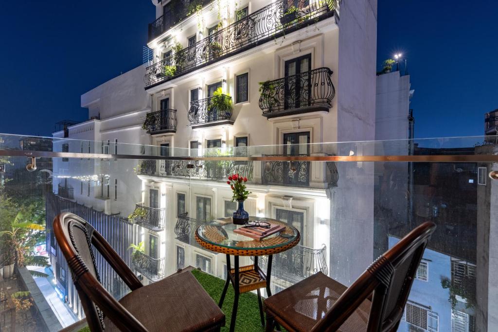 Calista Trendy Hà Nội 4 Sao, Khách Sạn Đẹp Nhất, Spa Sang Trọng Lãng Mạn Trung Tâm Thành Phố