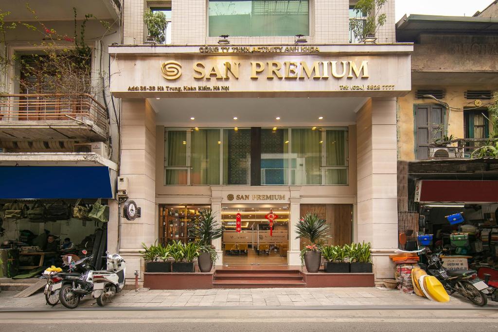 San Premium Hotel, Khách Sạn Hà Nội Sang Trọng, Ban Công Nhìn Xuống Phố Tạ Hiện Ngàn Người Say, Minibar Free