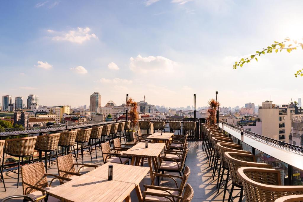 Đặt Phòng Minerva Premium Hotel Ngay: 4 Sao Mới Opening, Rooftop Ngắm Nhà Hát Lớn, Cocktail Tối Chill Hết Ý