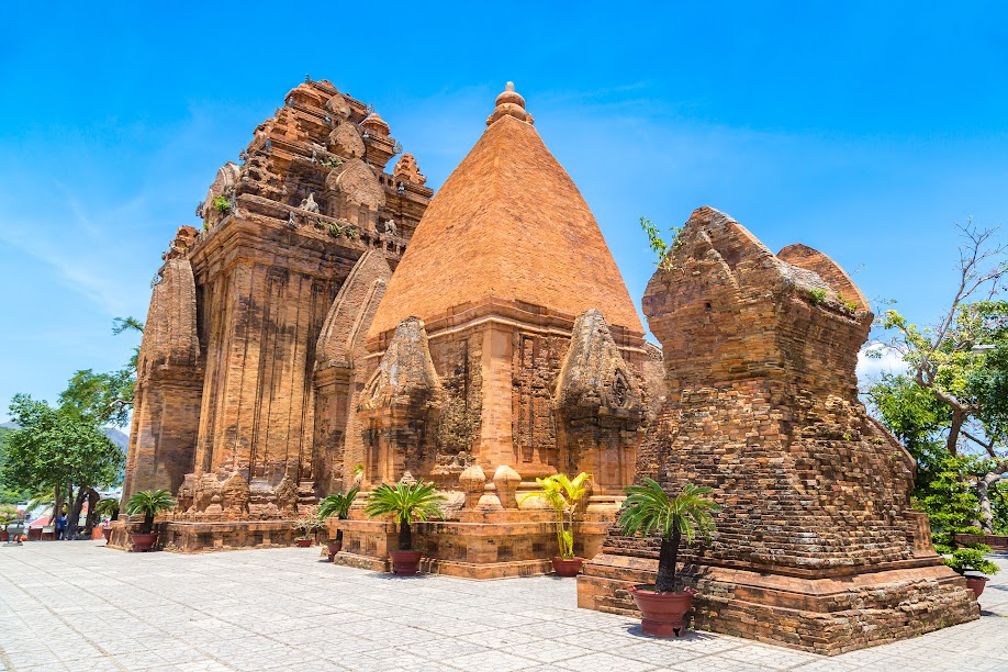 Tour Nha Trang 3 ngày, Tháp Bà Ponagar, Chùa Long Sơn, Vinwonders từ Sài Gòn, hành trình biển xanh cảm giác mạnh trong 3 ngày 2 đêm