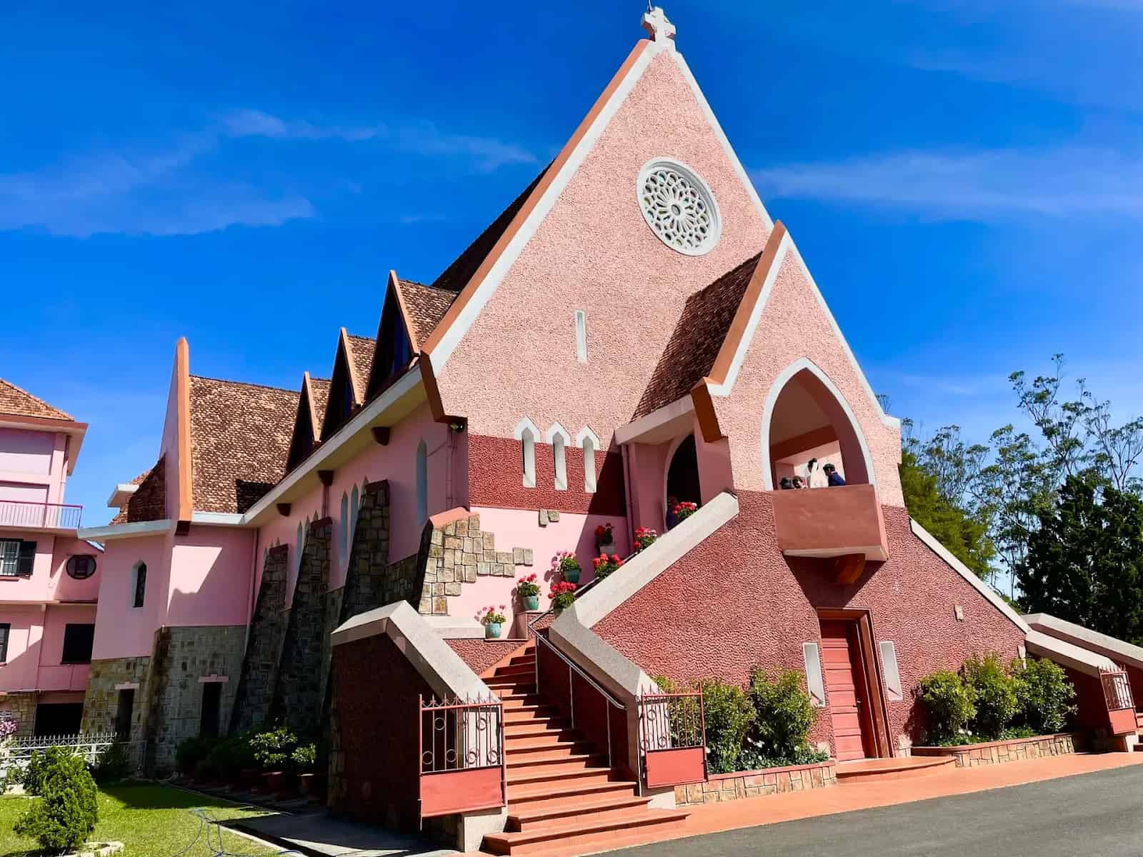 Tour Đà Lạt 3N2Đ Tết, Từ dòng nước trắng xóa Thác Pongour, lều yurt Mongoland gió thổi vi vu, đến Nhà thờ Domaine yên bình – bạn sẽ nghiện ngay từ giây đầu