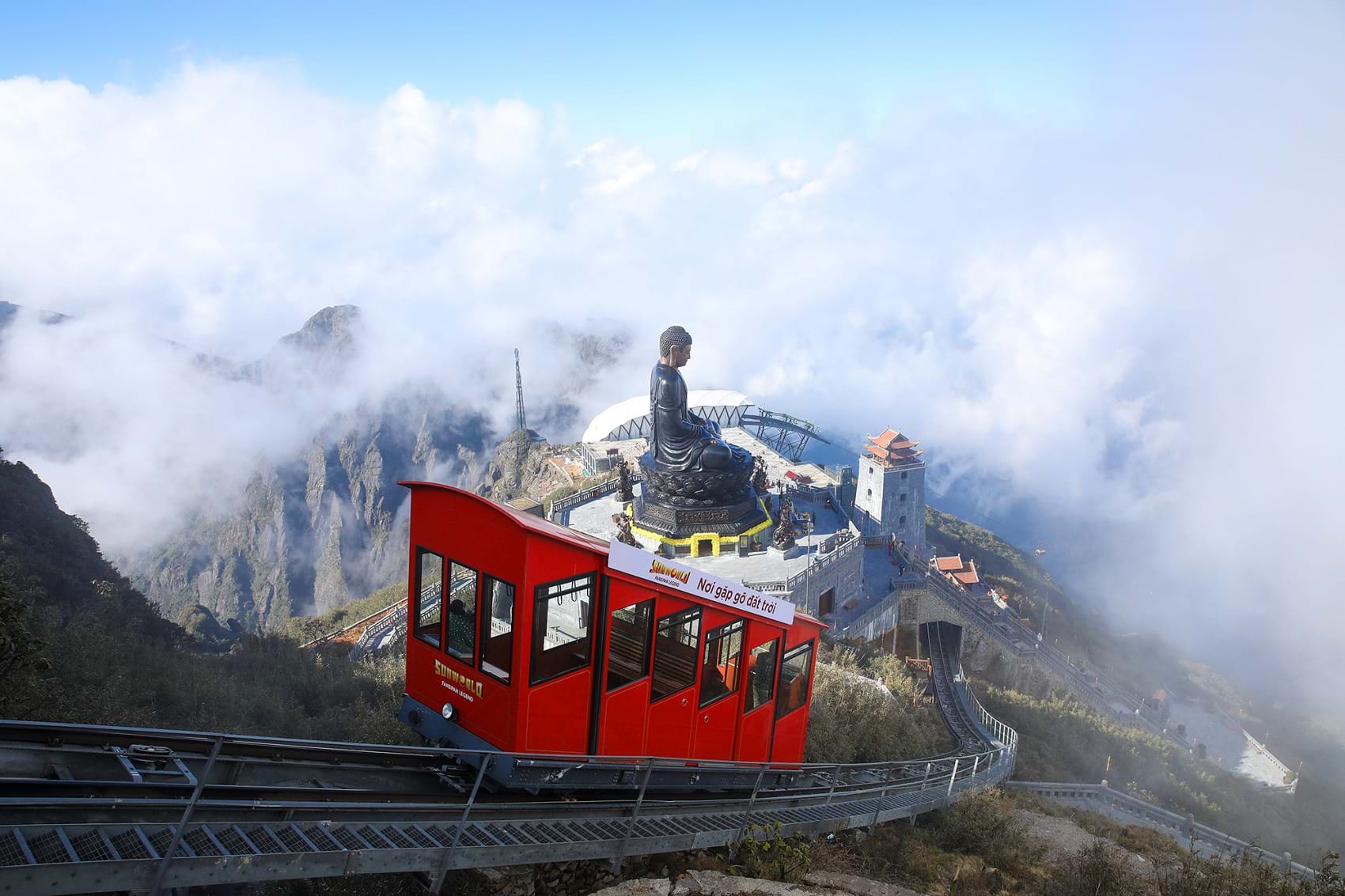 Tour Tây Bắc 5N4Đ: Mộc Châu đồi chè xen hoa mận, Điện Biên ban trắng núi rừng, Sapa Fansipan đỉnh cao – sẵn sàng để núi rừng Tây Bắc cuốn bạn đi