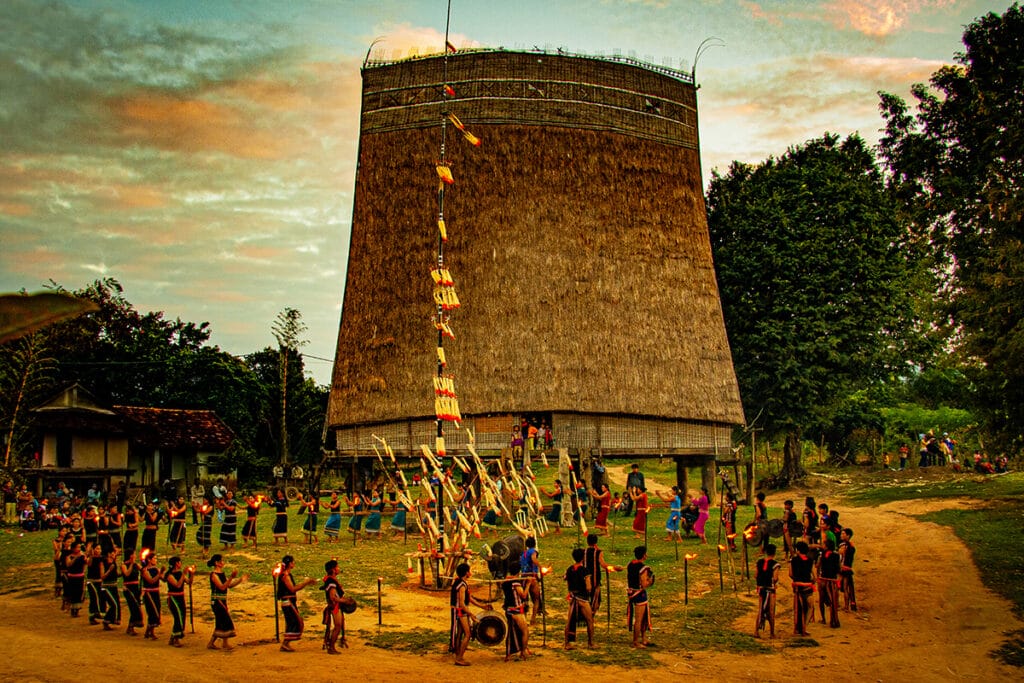 Tour Kon Tum cổ kính, nhà rông cao vút vọng tiếng cồng chiêng trong 3 ngày 3 đêm